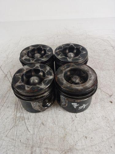 4x pistons pour Jaguar E-Pace X540 2,0 D150 204DTD AJ20D4