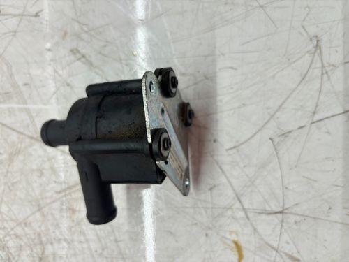 Pompe à eau pour Volvo 2,0 D5 AWD D4204T11 31338211