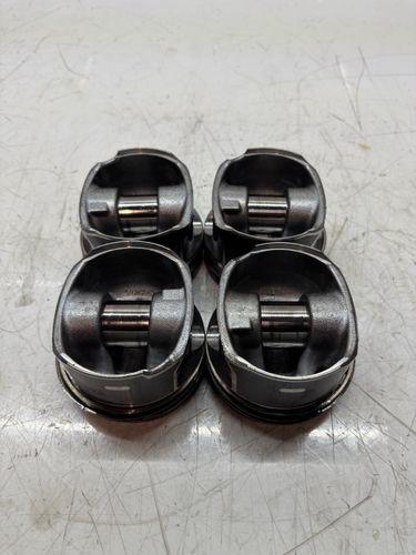 4x pistons Pour Volvo V40 526 2,0 D2 D4204T8 32213015