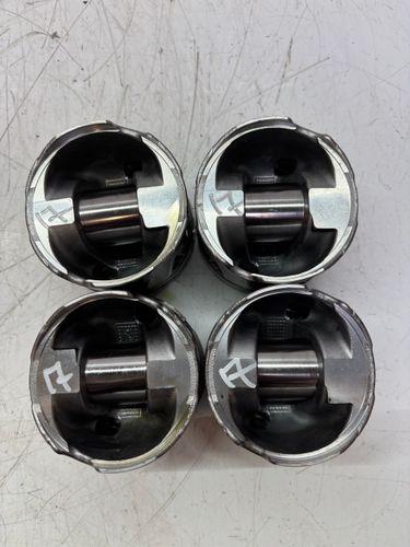 4x pistons Pour Renault Trafic II 2,0 dCi M9R786 M9R 7701477818