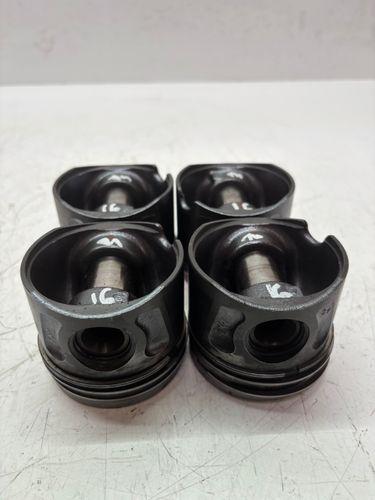 4x pistons Pour Peugeot Bipper 1,3 HDi FHZ F13DTE5 062772